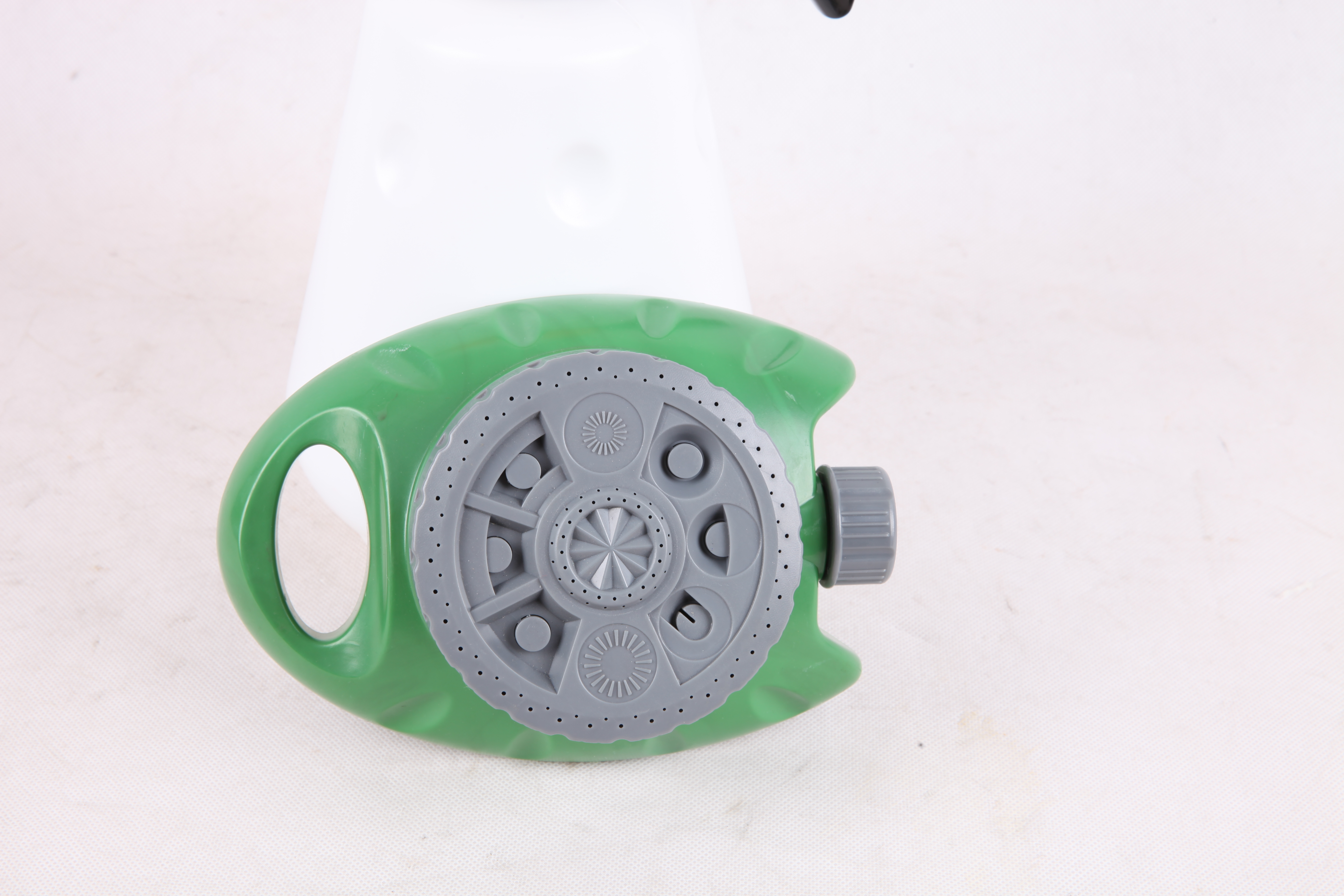 aspersor de pl&aacute;stico sobre el suelo (5)